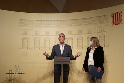 El 'conseller' de Educación, Josep Gonzàlez-Cambray, y la 'consellera' de Cultura, Natàlia Garriga, en rueda de prensa en el Palau de la Generalitat, este martes.