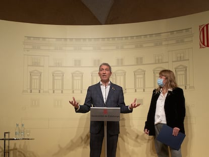 El 'conseller' de Educación, Josep Gonzàlez-Cambray, y la 'consellera' de Cultura, Natàlia Garriga, en rueda de prensa en el Palau de la Generalitat, este martes.