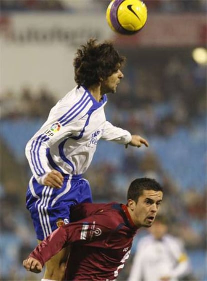 Aimar lucha por una pelota