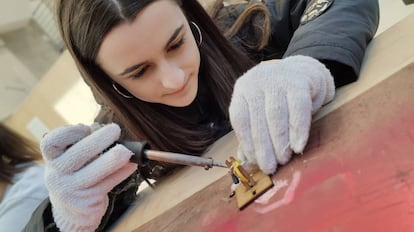 Una joven estudiante trabajando en un espacio 'maker'.