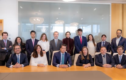 De Pie: Manuel Puig, Yolanda Carrera, Carlos Cheng, Sonsoles Rumeu, Enrique Balboa, Ana Garay, Antonio Montero, Miriam Truchuelo, Carlos Godina, Roshan Sukhwani
Sentados: Guillermo Astorqui, Laura Dominguez, Mario Méndez, Audrey Dubost-Mattutzu, Michele Schiano y Javier Gómez-Hernández.