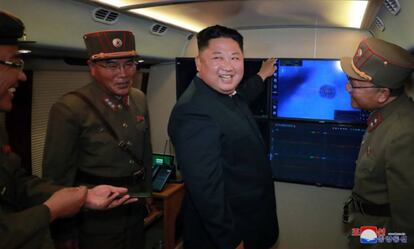 Kim Jong-un supervisa el lanzamiento de un proyectil el pasado sábado.