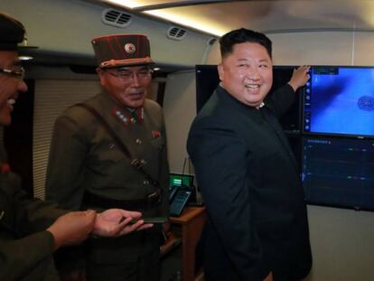 Kim Jong-un supervisa el lanzamiento de un proyectil el pasado sábado.