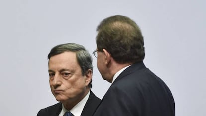 El presidente del Banco Central Europeo, Mario Draghi, y su vicepresidente, Vítor Constâncio.
