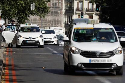 Taxis en el centro de Madrid.