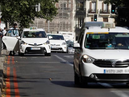 Taxis en el centro de Madrid.