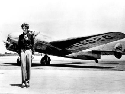 Amelia Earhart frente al Lockheed Electra en que desapareció el 2 de julio de 1937.