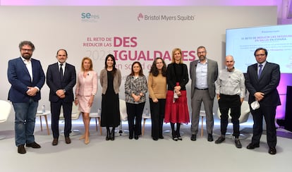 De izquierda a derecha, Sergio del Molino, Roberto Úrbez, Menchu Lavid, Juana López Pagán, Ana Rubio, Ana Ruiz, Lucila Garcia, David Valcárcel, Ivan Bofarull y Antonio Calles en el acto de presentación del libro, en Madrid.
