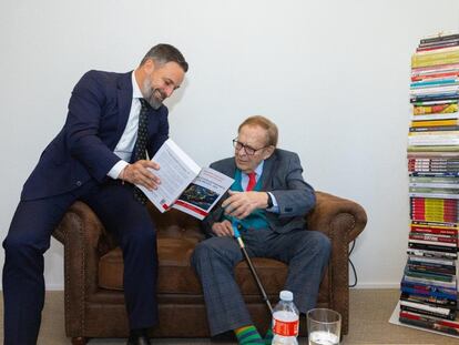 El presidente de Vox, Santiago Abascal, junto al candidato de la moción de censura, Ramón Tamames.