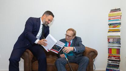 El presidente de Vox, Santiago Abascal, junto al candidato de la moción de censura, Ramón Tamames, el jueves.