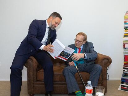 El presidente de Vox, Santiago Abascal, junto al candidato de la moción de censura, Ramón Tamames, el jueves.