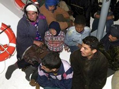 Llegada al muelle de Gran Tarajal de los tripulantes de la patera con veinte inmigrantes irregulares.