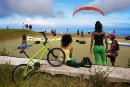 Parapentistas despengando en St. Leu, en Isla Reunión.