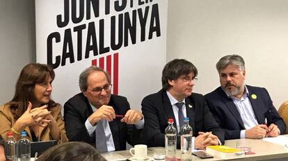 Laura Borràs, portavoz de Junts per Catalunya en el Congreso; Quim Torra, presidente de la Generalitat; el expresidente Carles Puigdemont; y el diputado Albert Batet, en Bruselas, el pasado 9 de dicembre. 