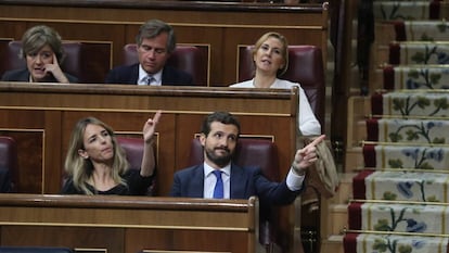 Cayetana Álvarez de Toledo y Pablo Casado gesticulan durante la intervención de Montserrat Bassa, de ERC.
