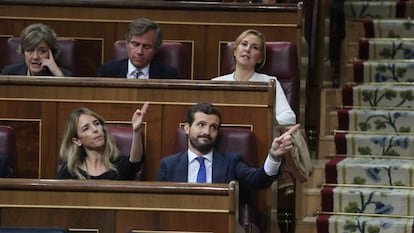 Cayetana Álvarez de Toledo y Pablo Casado gesticulan durante la intervención de Montserrat Bassa, de ERC. 