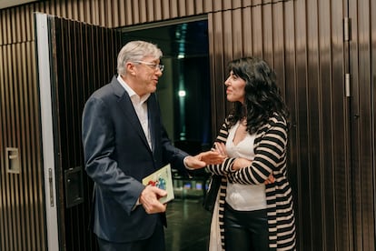 Los poetas Alejandro Roemmers y Raquel Lanseros, el 6 de mayo de 2025.