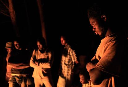 Los inmigrantes en el Gurugú se reparten las tareas, la única forma de funcionar. Unos se encargan de conseguir agua, otros comida... por la noche lo reparten todo en el gueto.