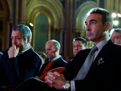 El diestro, Enrique Ponce (derecha), y el vicepresidente y consejero de Cultura, Vicente Barrera, durante la presentación en Valencia del cartel de la feria taurina de Fallas.