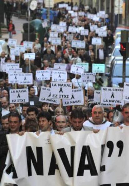 Los trabajadore de La Naval de Sestao se manifiestan en Barakaldo (Bizkaia) en protesta por la falta de carga de trabajo. Alrededor de 200 trabajadores del astillero de una plantilla compuesta por 236 empleados, se encuentran desde ayer en un ERE temporal tras la finalización del último buque.