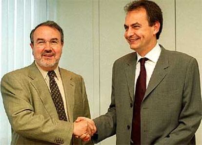 El futuro vicepresidente del Gobierno y ministro de Economía, Pedro Solbes, junto a José Luis Rodríguez Zapatero.