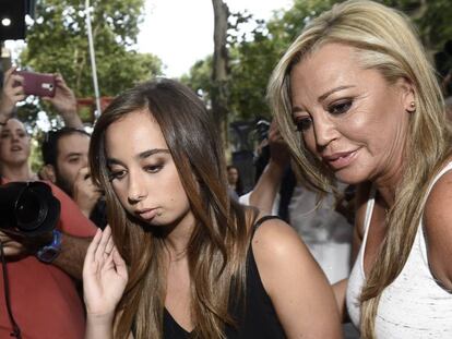 Andrea Janeiro, con su madre, Belén Esteban, durante su 18 cumpleaños en Madrid.