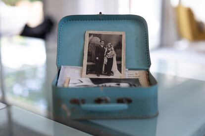 La caja azul donde François, sobrino de Ana Garbín Alonso, guarda fotografías y recuerdos familiares.