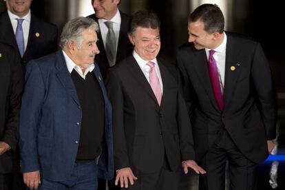 El presidente colombiano, Juan Manuel Santos, flanqueado por el Pr&iacute;ncipe Felipe y el presidente de Uruguay, Jos&eacute; Mujica.