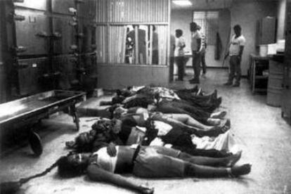 Fotografía de uno de los depósitos de cadáveres en Panamá después de la invasión. Fue la última imagen de Juantxu Rodríguez, fotógrafo de EL PAÍS, antes de su muerte.