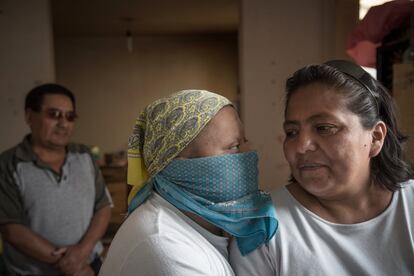 Víctor preparado para salir a la calle en tiempos de coronavirus, posa con sus padres en el salón de su casa. Estado de México.