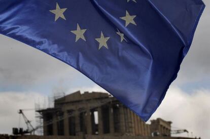 Una bandera de la UE sobre Atenas.