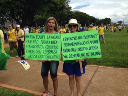 "Participei das Diretas Já, protestei contra o Collor e votei no Lula em 2002. Mas o PT só trouxe corrupção e roubalheira. Por isso, sou a favor do impeachment da Dilma e da cassação do Renan e do Cunha", diz a aposentada Rosa Maria de Paula, 57 anos.