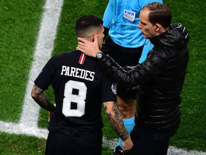 Thomas Tuchel da instrucciones a Leandro Paredes durante el PSG-Manchester United del pasado miércoles.