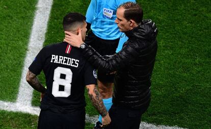 Thomas Tuchel da instrucciones a Leandro Paredes durante el PSG-Manchester United del pasado miércoles.