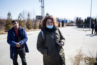 Monica es investigadora polaca de etnia gitana en el Centro de Investigación de la Migración, perteneciente a la Universidad de Varsovia. Tras ella, Artur, joven refugiado ucranio de etnia gitana, espera delante del Kyiv Hall, cercano a Korczowa, a salir en autobús con su esposa e hijos hacia Alemania.