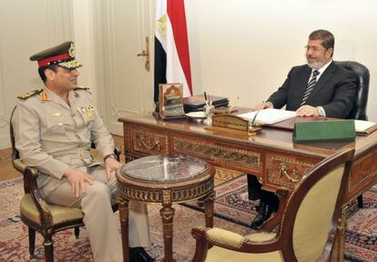 
 El presidente Morsi despacha con el ministro de Defensa, Abdel Fatah al Sisi, ayer en El Cairo.