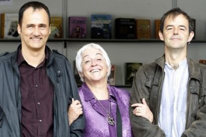 De izquierda a derecha, Roberto Moso, Toti Martínez de Lezea y Jon Arretxe, ayer, ante una de las casetas de la Feria del Libro de BIlbao.