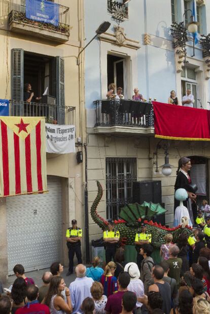 El balcón oficial y, al lado, el alternativo para los dos pregones de Gràcia.