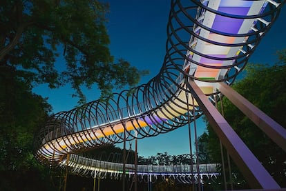 El puente <i>Slinky Springs To Fame</i>  sobre el río Emscher, de Tobias Rehberger.