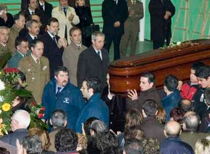 El féretro con los restos de Idoia Rodríguez pasa por delante del lugar ocupado por las autoridades tras finalizar el funeral.