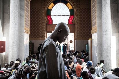Un hombre asiste a una oración masiva contra la Covid-19,en Dakar, después de que se confirmaran dos casos en Senegal en días pasados.