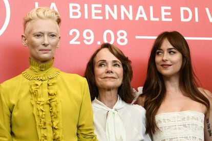 Desde la izquierda,Tilda Swinton, Jessica Harper y Dakota Johnson en Venecia.