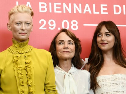 Desde la izquierda,Tilda Swinton, Jessica Harper y Dakota Johnson en Venecia.