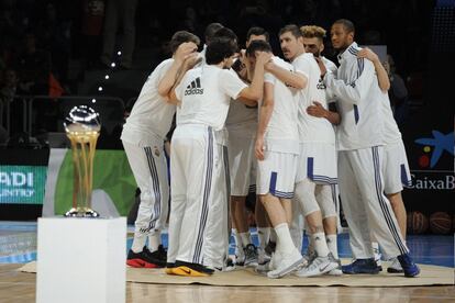 Los jugadores del Real Madrid antes del inicio del partido que le enfrenta al Valencia Basket en la final de Copa del Rey, que disputan esta tarde en el Fernando Buesa Arena de Vitoria.