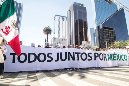 Cientos personas marcharon por Paseo de La Reforma manifestándose en contra del gobierno de Andrés Manuel López Obrador.