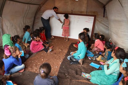 Un grupo de niños atiende a una de las clases que se dan en la escuela 'Zuhur al-Mustaqbal', al norte de Idlib.