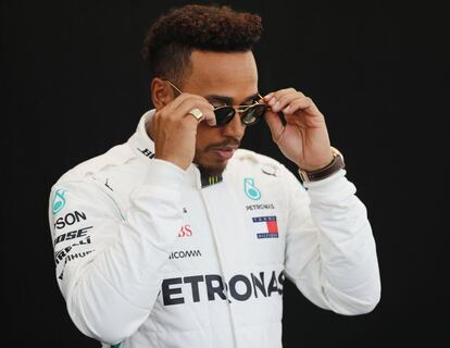 El piloto británico Lewis Hamilton del equipo Mercedes posa para los fotógrafos antes del Gran Premio de Australia, 22 de marzo de 2018.