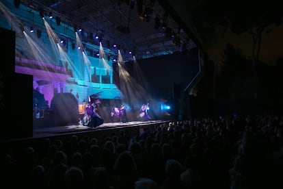 Un momento del espectaculo de danza de la bailadora Sara Baras en el Festival de Pedralbes. En su espectáculo 'Momentos', creado para esta ocasión, recoge sus experiencias personales, así como también las emociones que experimentó en sus anteriores visitas al festival barcelonés.