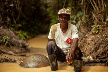 Don Polo Panameño, de 78 años, lleva más de 60 ejerciendo el oficio minero en la comunidad de Villa Estela, Bajo Calima, en Colombia. Todos los días carga más de cien kilos de tierra. De ahí extrae el oro que le permite sobrevivir.