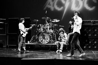 O guitarrista Malcolm Young, o bateria Phil Rudd, o guitarrista principal Angus Young e o cantor Bon Scott de AC/DC ensaiam para um show em 1977 em Hollywood (EUA).